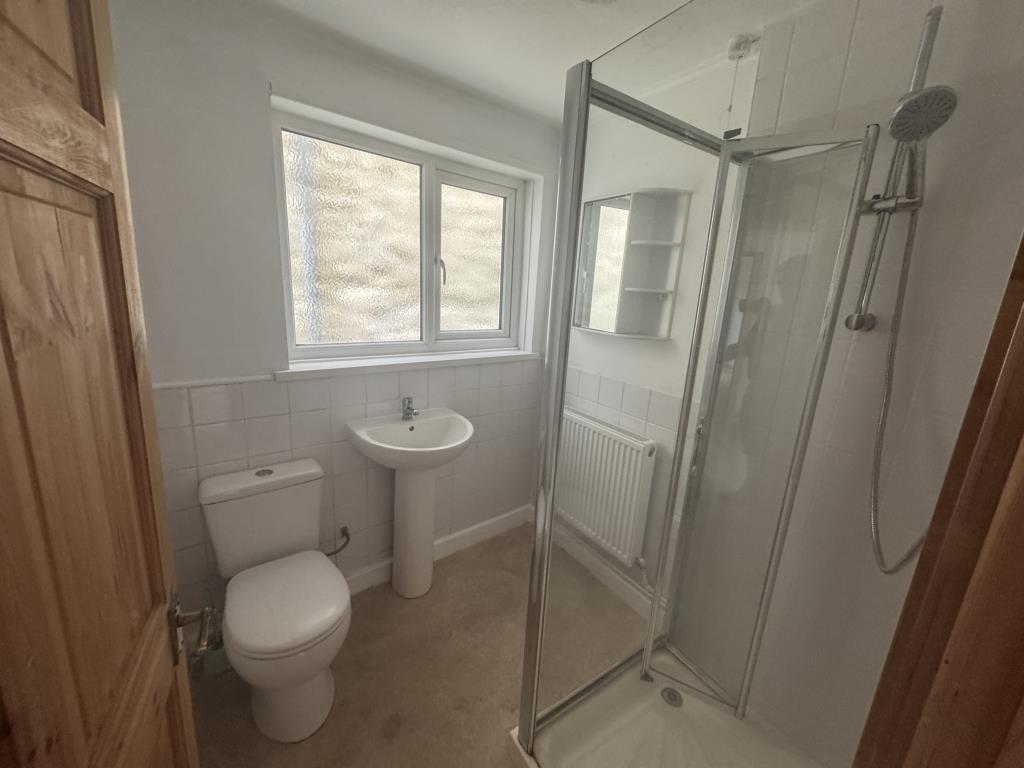 Lot: 32 - MIXED USE PROPERTY WITH PLANNING PERMISSION FOR RESIDENTIAL - First floor shower-room
